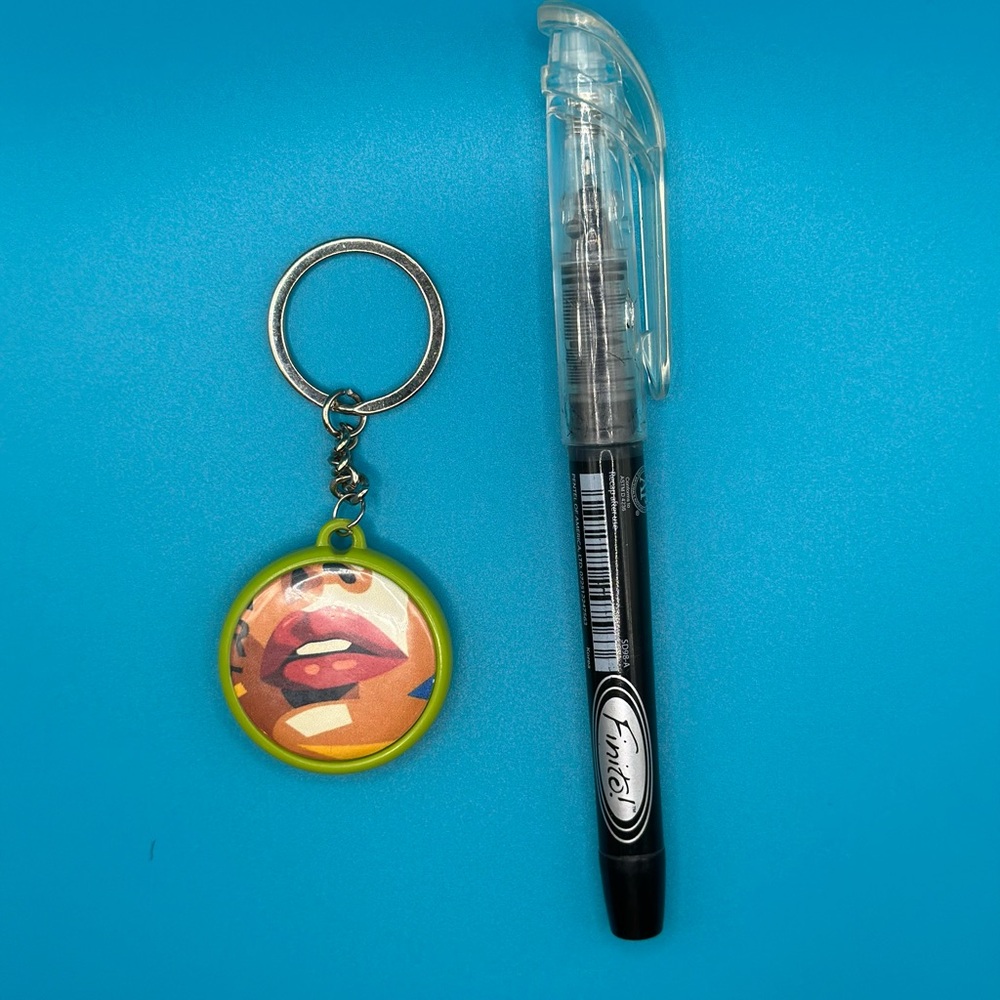Pop Art Lip Keychain - Green Frame - Picture 3 of 3